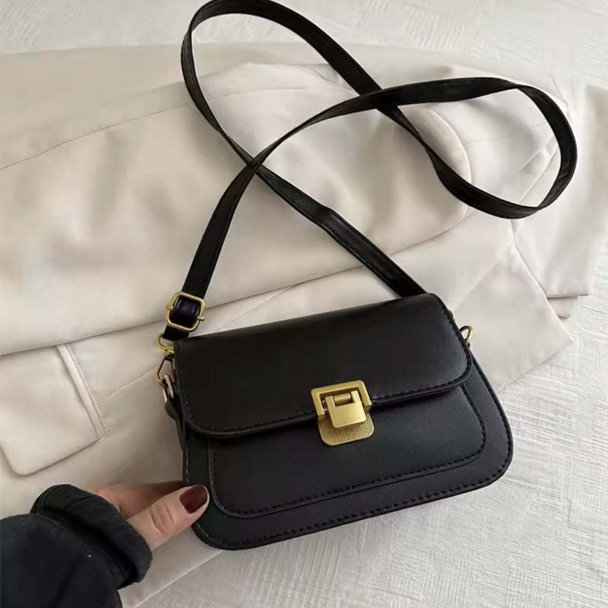 Ainara | Bolso Bandolera Cuadrado con Cierre Dorado